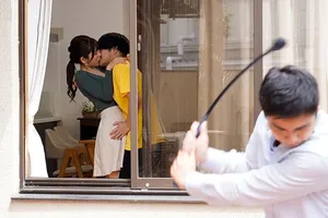 Bị bố ông xã nắc trong khi đang ngủ