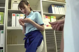 Em gái mới có hình xăm hoa trên cánh tay, đang quan hệ với bạn trai, âm hộ đầy đặn và mềm mại với lông hơi rậm, âm hộ khít với đáy quần bị rách khi mặc tất, xuất tinh quá nhanh và không thỏa mãn