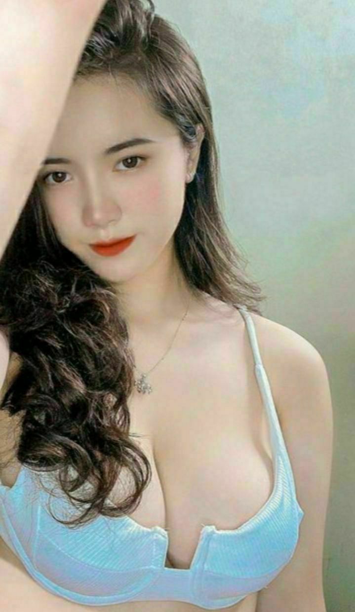 Một phụ nữ lớn tuổi trong tiệm mát-xa chân có ngoại hình rất đẹp